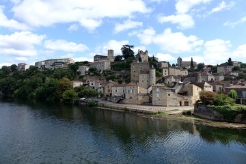 Puy-l’Évêque, comune francese nel Lot, Occitania, caratteristico borgo sul fiume Lot, fotografia paesaggistica e turismo culturale.