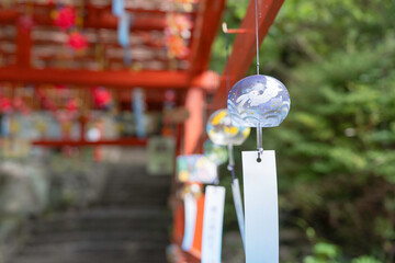 風に揺れるカラフルな風鈴