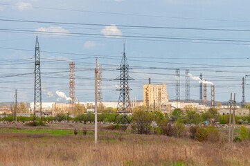 Industrial complex with smokestacks emitting smoke, showcasing an environmental concern.