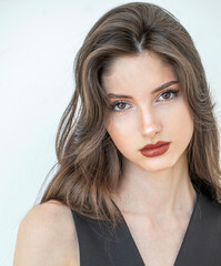 Naklejka premium Studio portrait of a young beautiful brunette woman