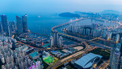 Obraz premium Busan cityscape Gwangan Bridge at night stock photo