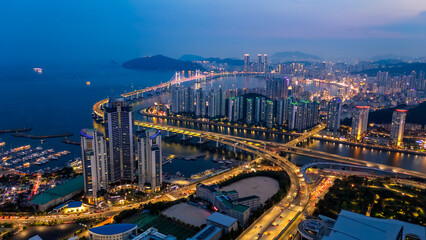 Obraz premium Busan cityscape Gwangan Bridge at night stock photo