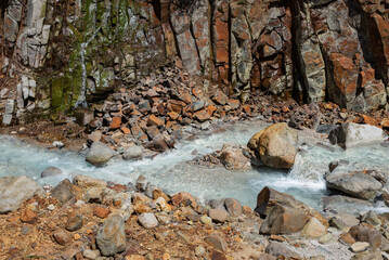 万座温泉の空吹から流れる乳白色の川