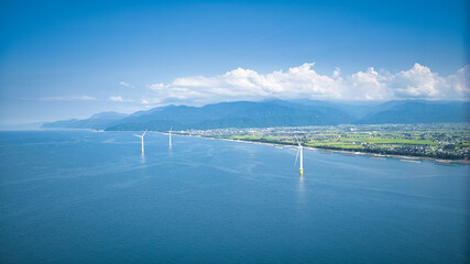 夏の終わりの富山県東部の下新川海岸と洋上風力発電風車