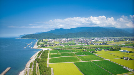 夏の終わりの富山県東部の下新川海岸と周辺の様子
