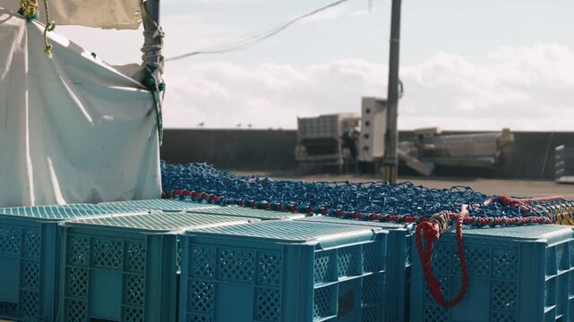 晴れた日の誰もいない漁具のある漁港風景
