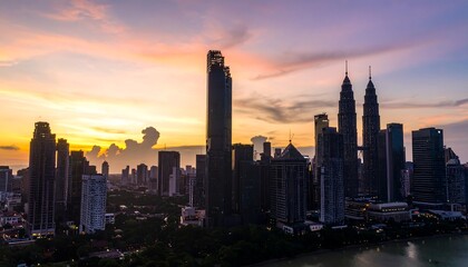 Obraz premium City skyline at sunset with tall buildings.