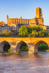 Obraz premium Cathedral and Pont Vieux bridge at early morning light in Albi, France