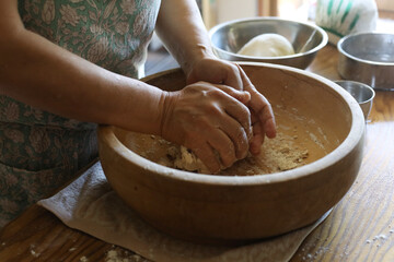 自宅でうどんを手作りする女性