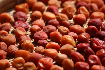 梅干しを干す様子