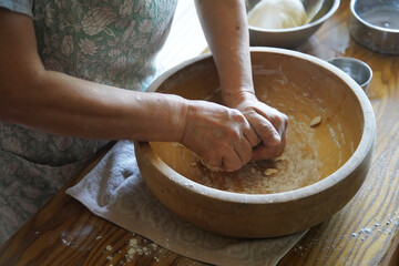 自宅でうどんを手作りする女性