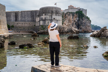 Turista con sombrero paseando por la ciudad amurallada de Dubrovnik, en uno de los escenarios usados en la serie de Juego de Tronos