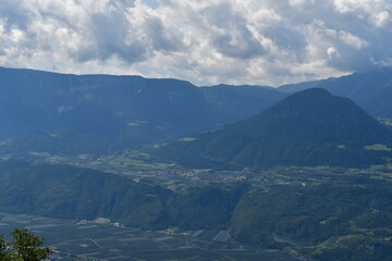 Blick von Knottnkino bei Vöran imm Südtirol ins Etschtal 