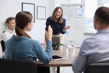 Naklejka premium Business coach giving presentation to group of people in office