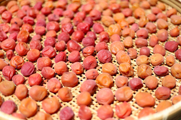 梅干しを干す様子