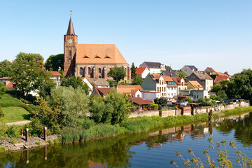 Kirche St. Nikolai im Stadtbild mit Oder-Spree-Kanal in Fürstenberg