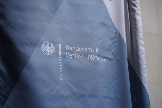 Banner des  Bundesamts f&uuml;r Verfassungsschutz (BfV) am Tag der offenen T&uuml;r der Bundesregierung am Bundesministerium des Inneren in Berlin am 23.08.2025