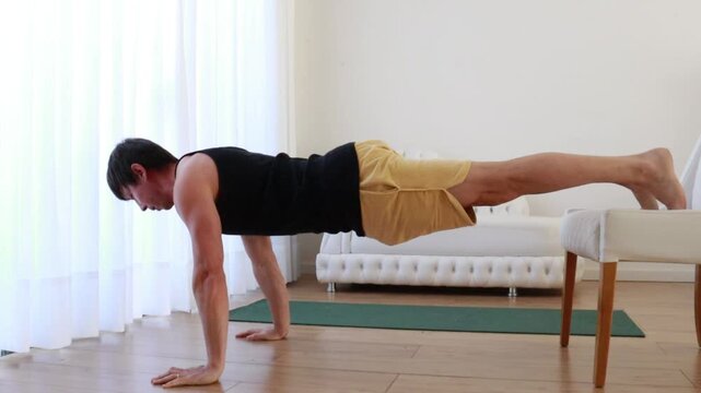 homem forte  treino em casa 