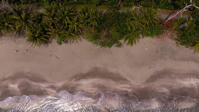 Tropischer Sandstrand in Uvita Costa Rica ,Luftbild von Playa Uvita bei Ebbe