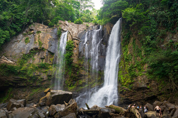 Tropischer Wasserfall im Dschungel von Costa Rica
