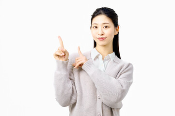 指差しポーズで案内する女性