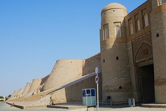 Tosh-Darvoza or South Gate of the Itchan Kala fortress in Khiva, Uzbekistan. Entrance to the UNESCO World Heritage site - ウズベキスタン イチャンカラ タシュ・ダルヴァザ 南門
