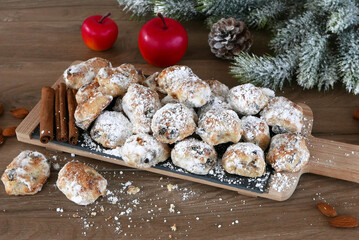Stollenkonfekt kleine Stollenstücke, Traditionelles deutsches Weihnachtsdessert.