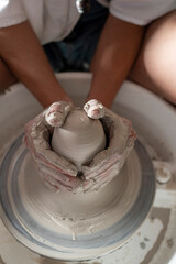 Manos trabajando la ceramica en el torno