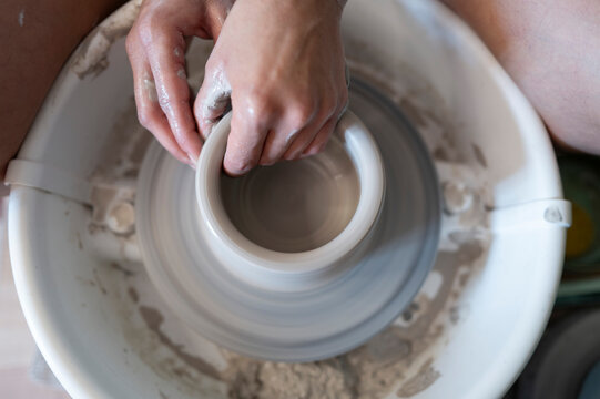 Manos trabajando la ceramica en el torno