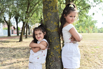 Two sisters who quarreled in the street

