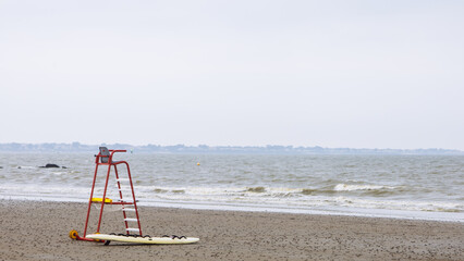 chaise surélevée sur une plage pour les surveillants sauveteurs de baignade. Baignade surveillée...