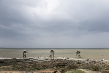 pêcheries sur la plage des dunes à Saint-Michel-chef-chef en Loire Atlantique en été	