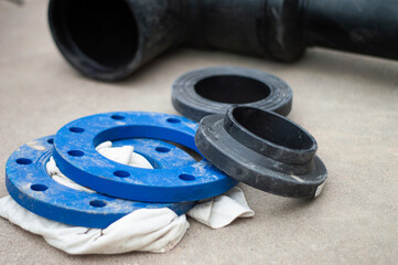 Steel coupler and lock for connecting large water pipes