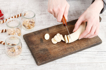 How to make layer dessert with muesli, chocolate and banana fruits.