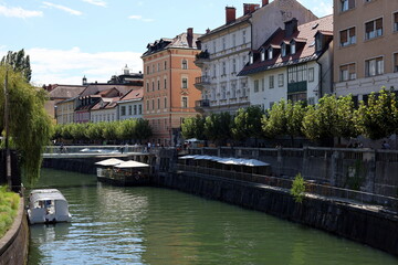 Fototapeta premium Häuser am Ufer der Ljubljanica in Ljubliana