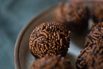 Brigadeiro enrolado com granulado no prato