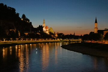 Fototapeta premium Die Salzach durch Salzburg am Abend