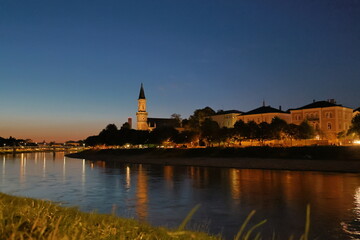 Fototapeta premium Die Salzach durch Salzburg am Abend