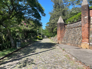 Camino y pared antiguos en ciudad de Guatemala, destino turístico para disfrutar al aire libre....