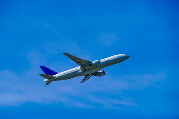 Flugzeug an blauem Himmel nach Start