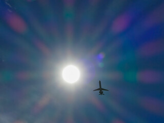 Flugzeug vor scheinender Sonne