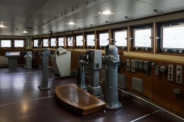 Navigational bridge and control device on old icebreaker ship © Mulderphoto
