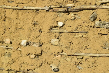 Textura de parede de barro de casinha no interior do sertão, muro de casa nordestina humilde feita...