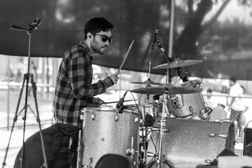 Fototapeta premium Baterista masculino em ação durante performance musical