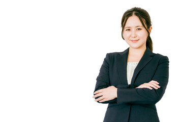 腕組みするビジネスウーマン（自信・やる気・キャリア）
