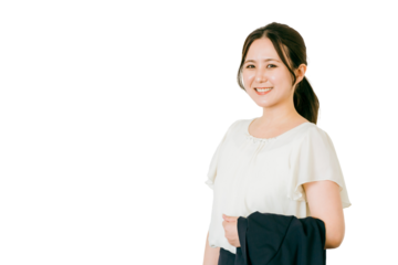 クールビズでジャケットを脱いで笑顔のビジネスウーマン（カジュアル・外回り）
