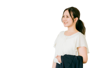 クールビズでジャケットを脱いで笑顔のビジネスウーマン（カジュアル・外回り）
