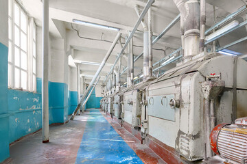 Flour milling process utilizing roller mill equipment in industrial setting