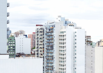 Edificios residenciales. Densidad urbana. Mercado y desarrollo inmobiliario. Alquiler y venta. Bienes raíces.