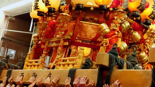 京都の祇園祭の神輿　西御座　音声あり